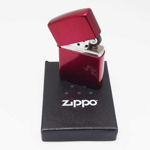 Bricheta Zippo model rosu lucios